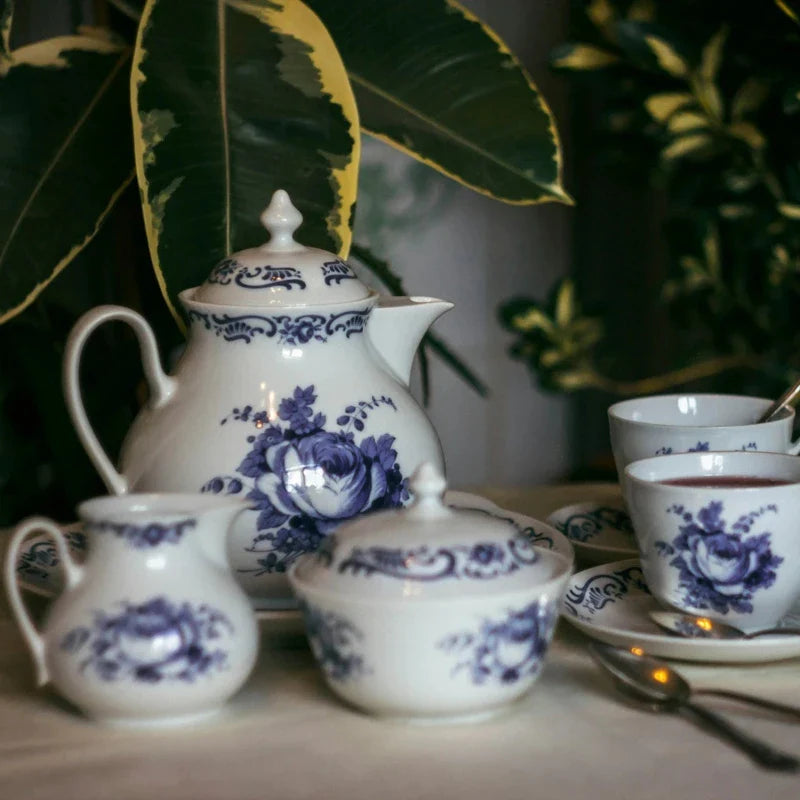 Service à thé anglais sur une table 