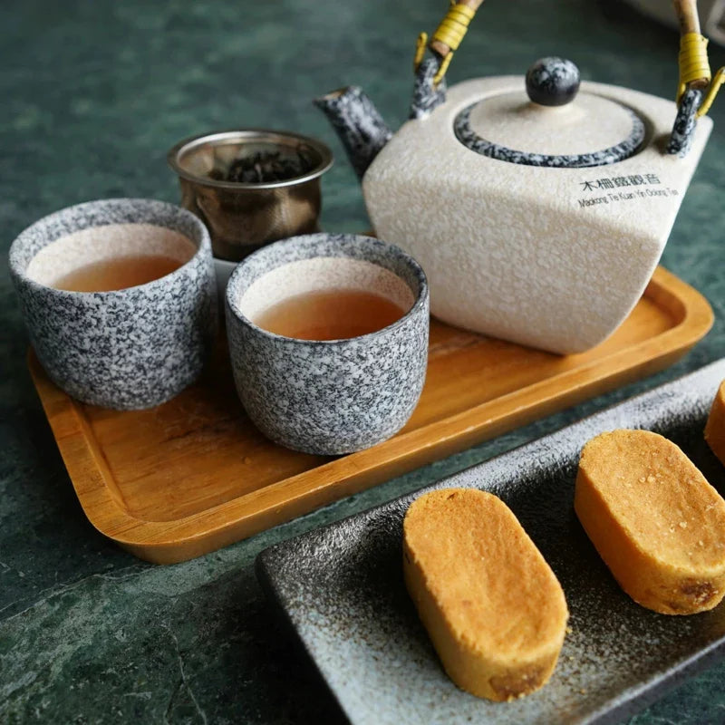 Service à thé japonais sur un plateau en bois 