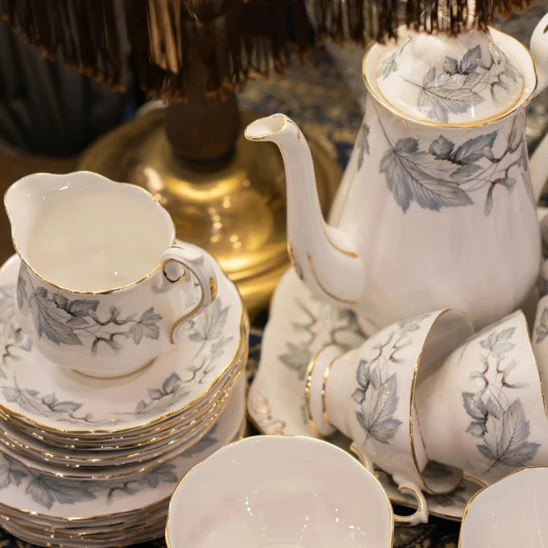 Service à thé présenté sur une table