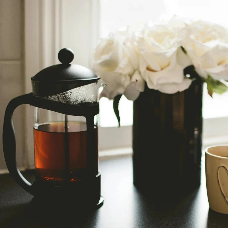 théière à piston avec une tasse a coté 