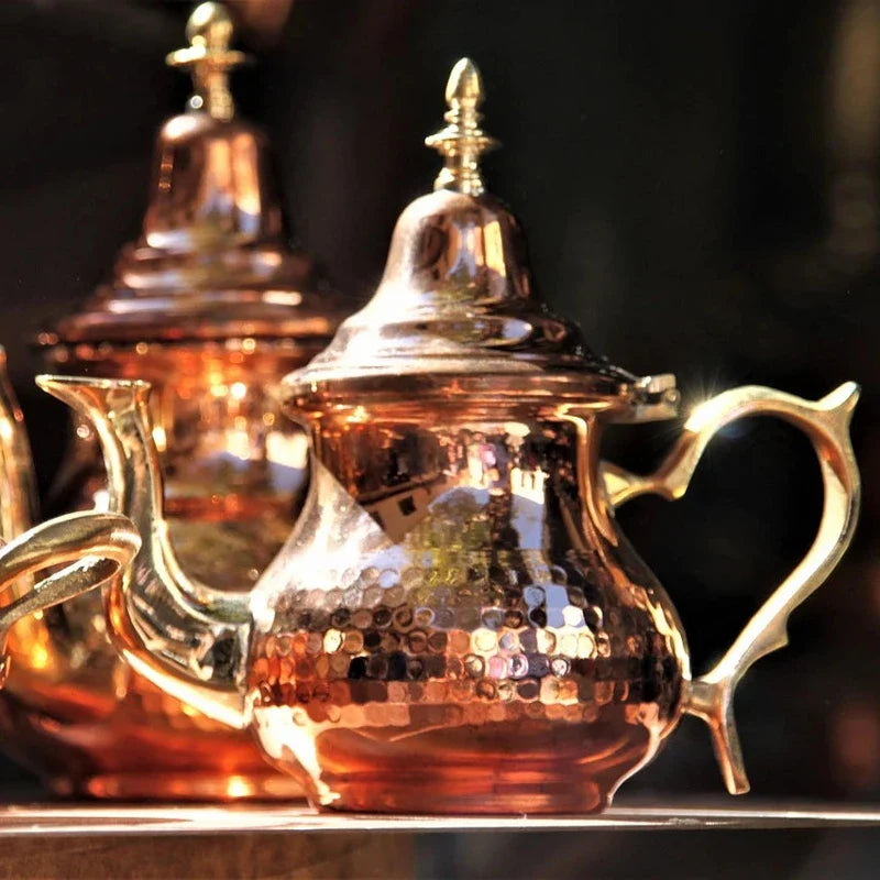 Théière arabe reflétant la lumière