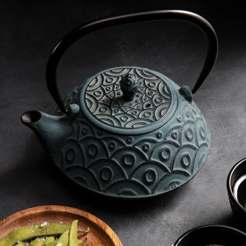 Théière japonaise sur une surface noir 