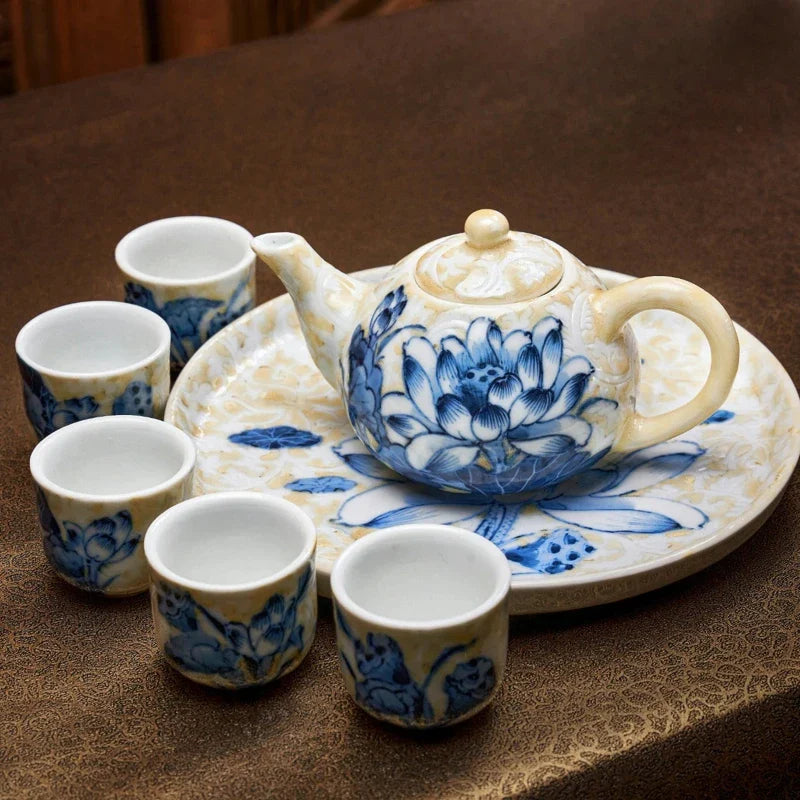 Théière en porcelaine blanche et bleue avec plateau et cinq petites tasses assorties