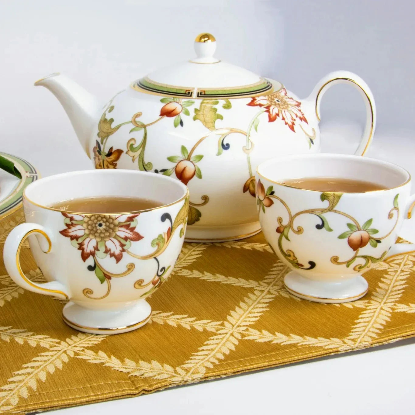 théière anglaise ornée de fleurs colorées 