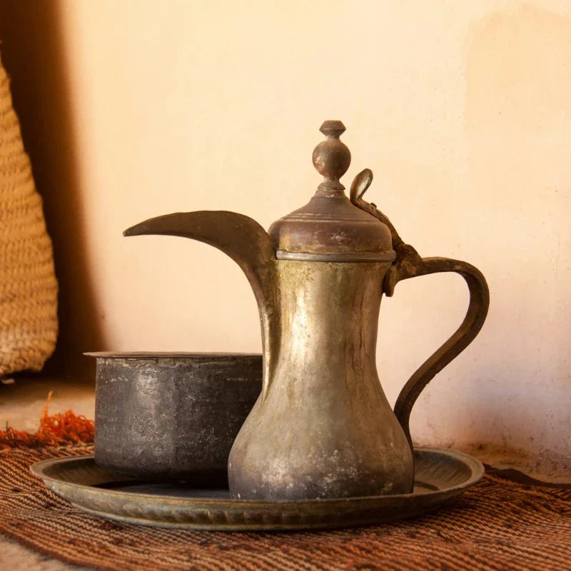 théière orientale posée sur un plateau rond 