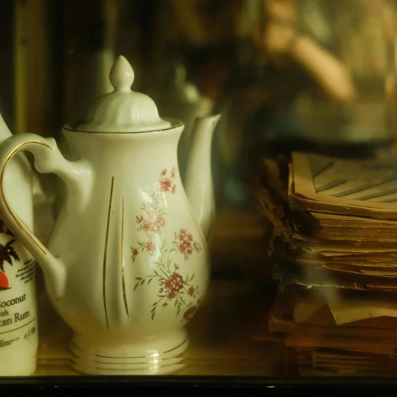Théière vintage ornée de motifs floraux