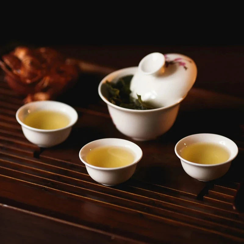 gaiwan posée avec des tasse assortie sur un plateau 