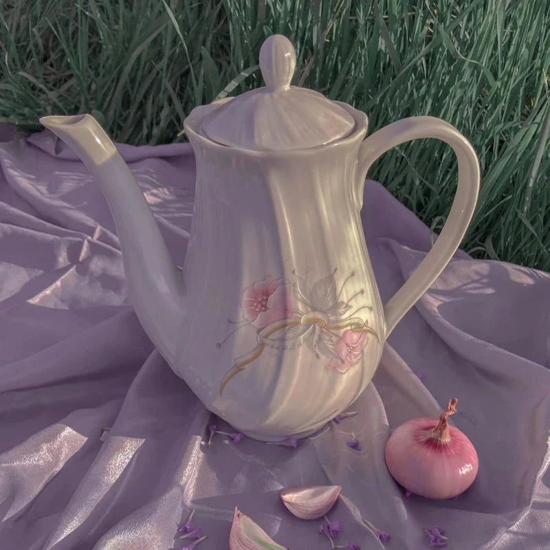 grande théière posée sur un tissue au sol 