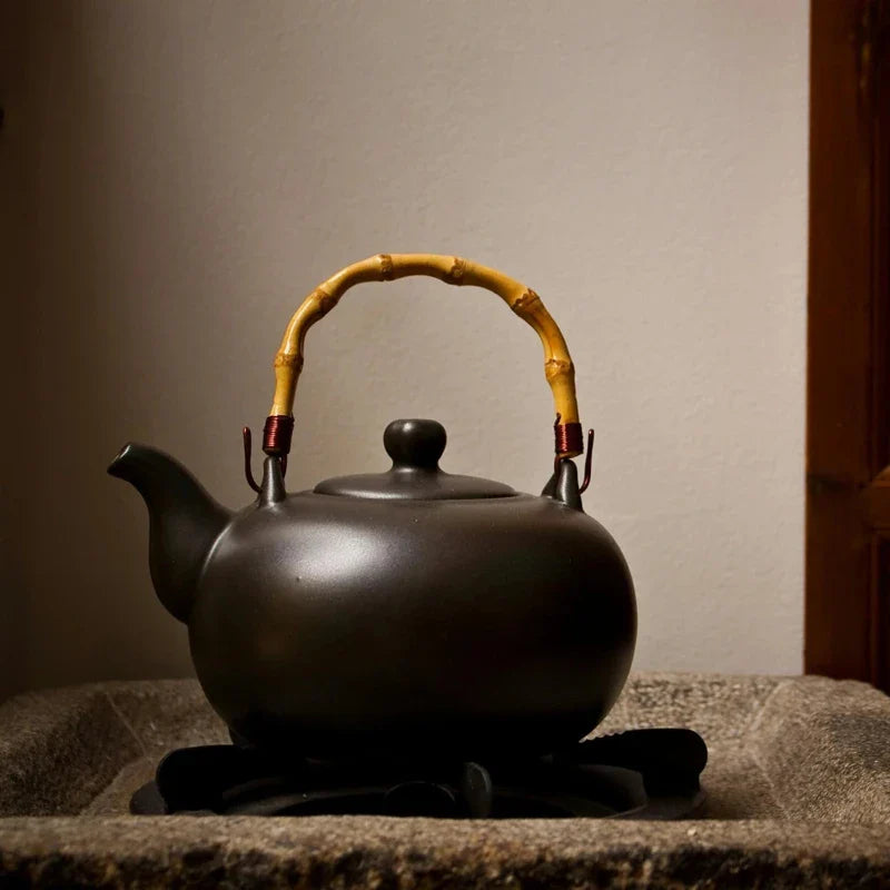 théière 1L posée sur un socle 