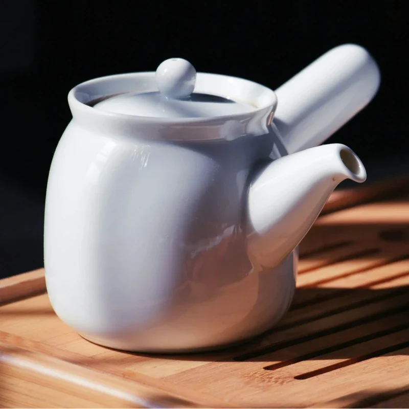 théière blanche sur un plateau 