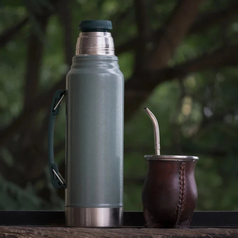 théière isotherme posée sur une table en bois 