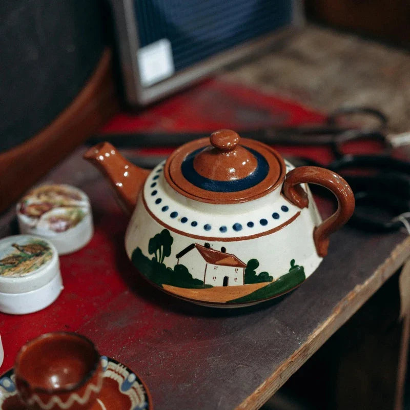 Théière originale avec des tasses assorties 