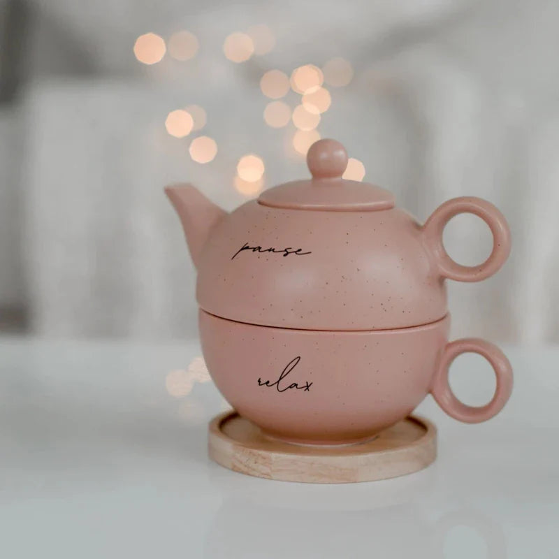 théière solitaire sur une table blanche 