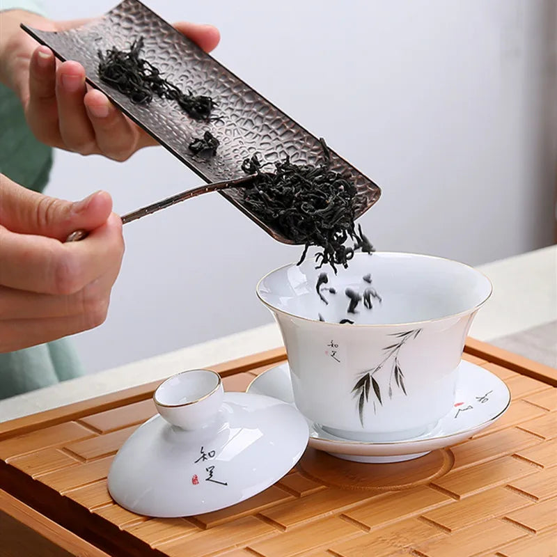 Gaiwan en Porcelaine à Motifs Peint en pleine préparation du thé