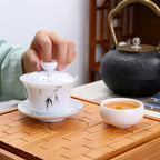 Gaiwan en Porcelaine à Motifs Peint sur un plateau en bois