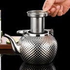 Grande Théière Argentée avec Infuseur 1,2 L — 2 L vue sur le filtre 