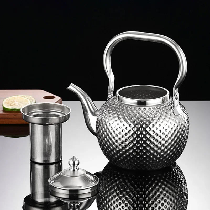 Grande Théière Argentée avec Infuseur 1,2 L — 2 L sur une table en verre
