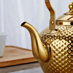 Grande Théière Dorée avec Infuseur vue sur le bec 