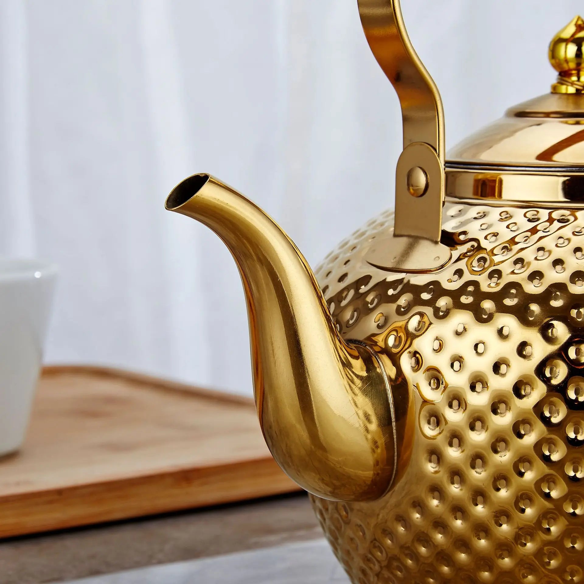 Grande Théière Dorée avec Infuseur vue sur le bec 