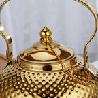 Grande Théière Dorée avec Infuseur vue sur le couvercle 
