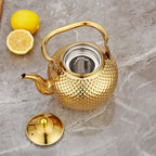 Grande Théière Dorée avec Infuseur vue sur l'intérieur avec le filtre 