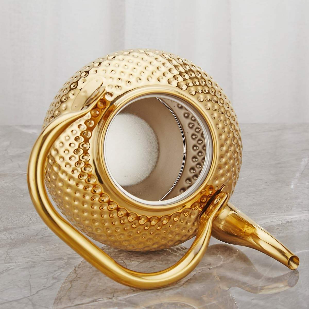 Grande Théière Dorée avec Infuseur vue sur l'intérieur 