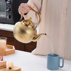 Grande Théière Dorée avec Infuseur versant du thé 