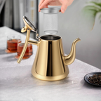 Grande Théière à Induction Dorée — 2 L filtre enlevé par une main 