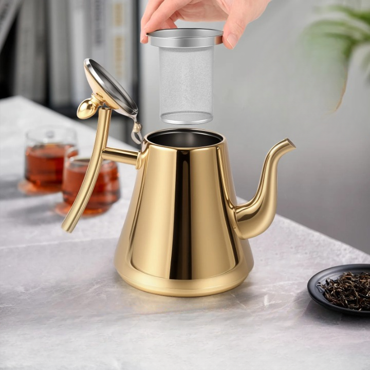 Grande Théière à Induction Dorée — 2 L filtre enlevé par une main 