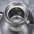Grande Théière en Inox Argentée vue sur l'intérieur 