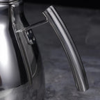 Grande Théière en Inox Argentée vue sur la poignée 