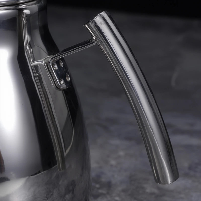 Grande Théière en Inox Argentée vue sur la poignée 