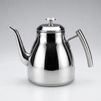 Grande Théière en Inox Argentée sur un fond studio 