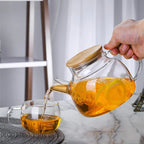Grande Théière en Verre 1L — 1,8 L versant du thé dans une tasse 