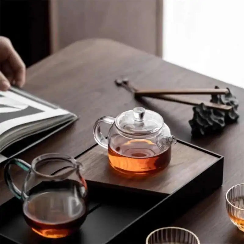 Petite Théière en Verre Borosilicate sur un plateau 
