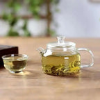 Petite Théière en Verre Borosilicate sur une table 