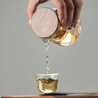 Théière Magnétique en Verre Borosilicate versant du thé 