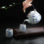 Théière 1L en Porcelaine versant du thé 