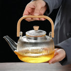 Théière 1L en Verre Borosilicate dans une main 