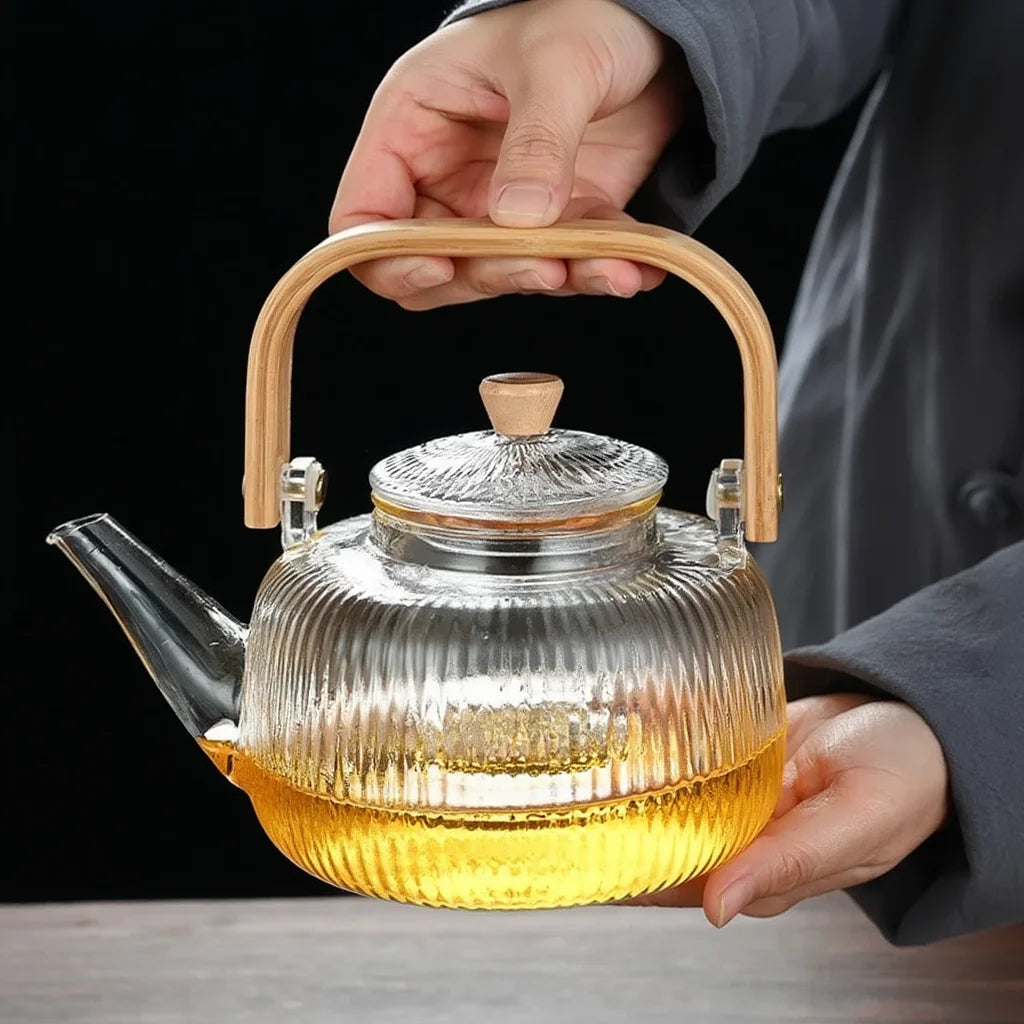 Théière 1L en Verre Borosilicate dans une main 