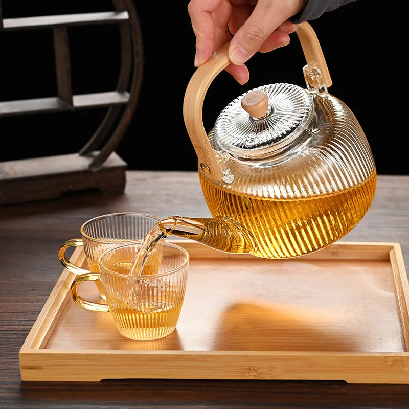 Théière 1L en Verre Borosilicate versant du thé 
