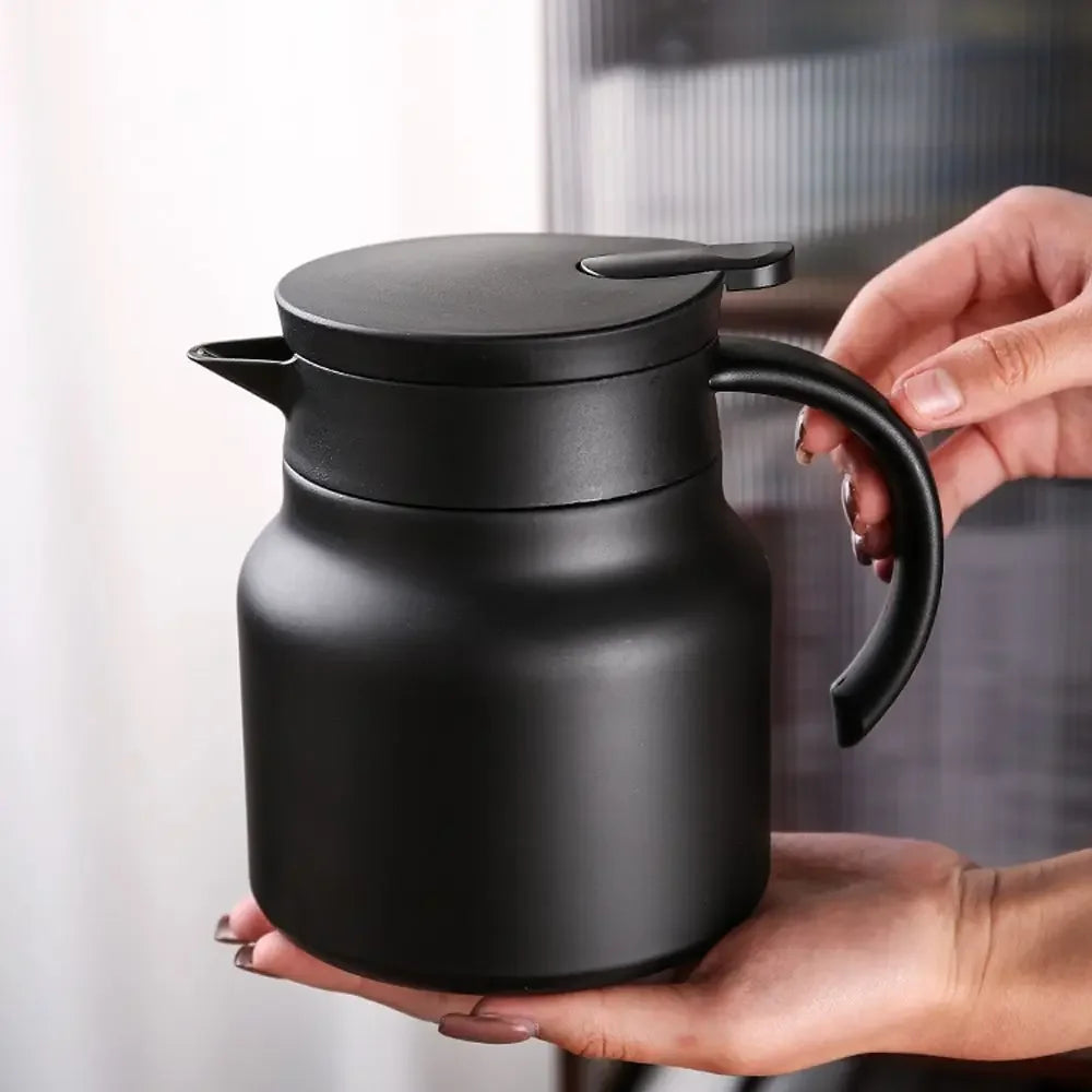 Théière 1 L Isotherme Noir dans une main 