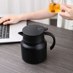 Théière 1 L Isotherme Noir sur un bureau 