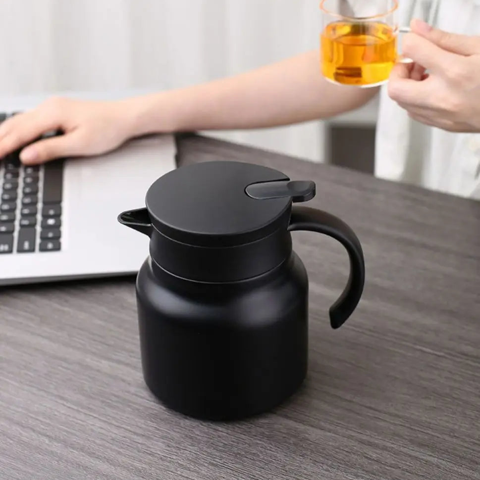 Théière 1 L Isotherme Noir sur un bureau 