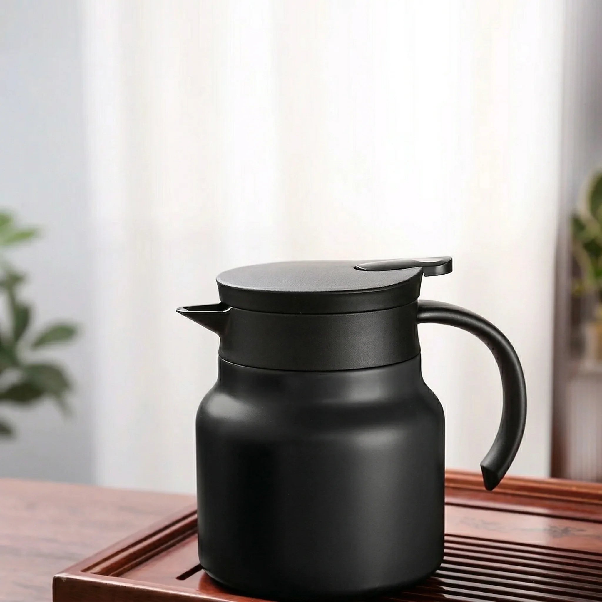 Théière 1 L Isotherme Noir sur un plateau 