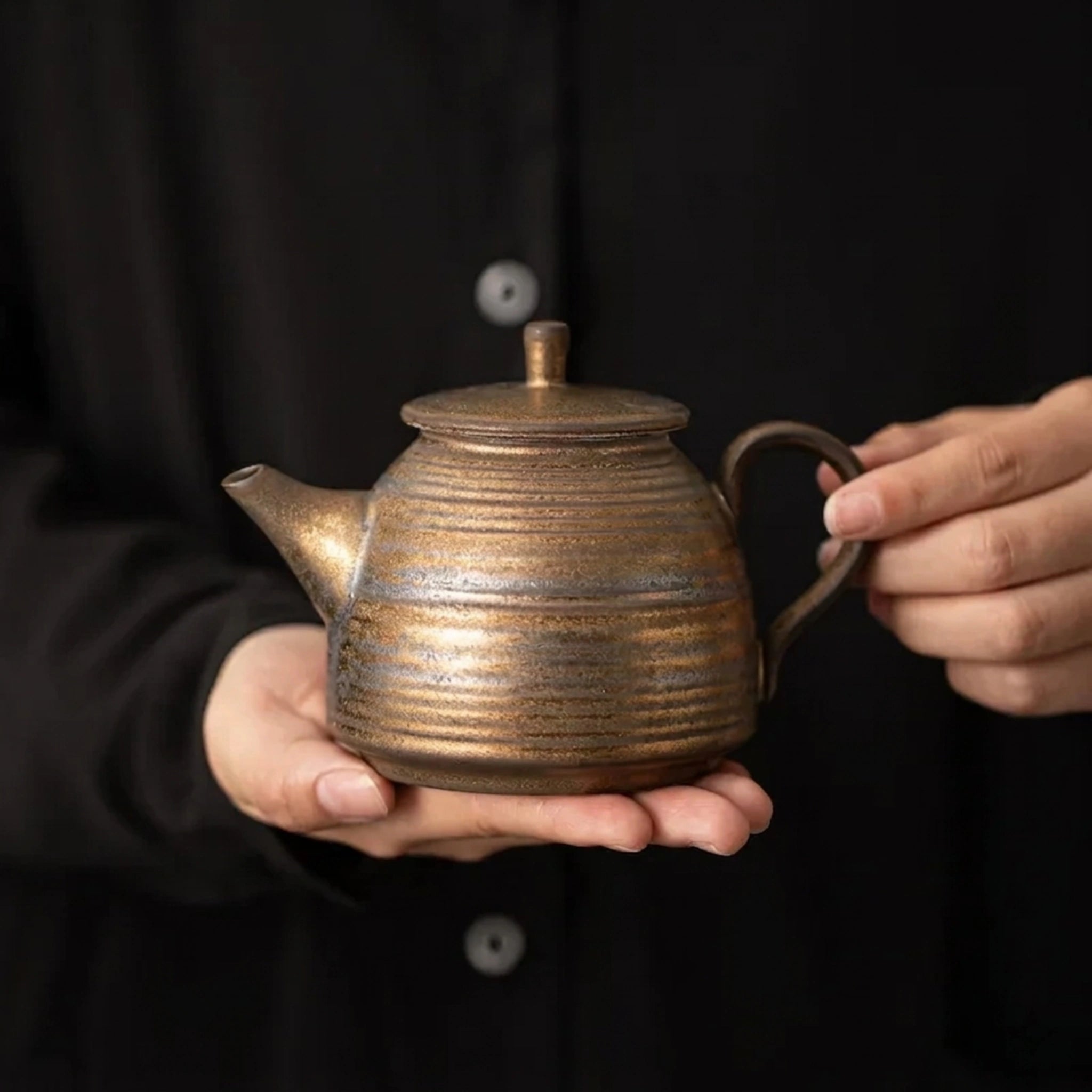 Théière Ancienne en Céramique — 300 ml posée sur une main 