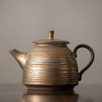 Théière Ancienne en Céramique — 300 ml sur une table 
