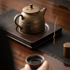 Théière Ancienne en Céramique — 300 ml sur un socle en bois 