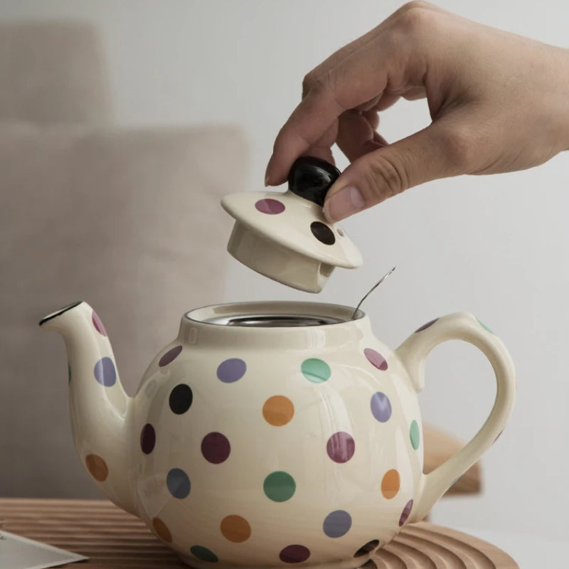 Théière Anglaise Beige à Pois main qui retire le couvercle 