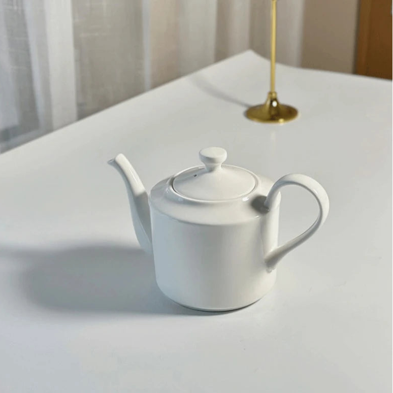 Théière Anglaise Blanche vue de face sur une table 